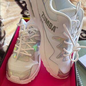 Zumba air lo white size 6 NWB  White with Iridescent Accents